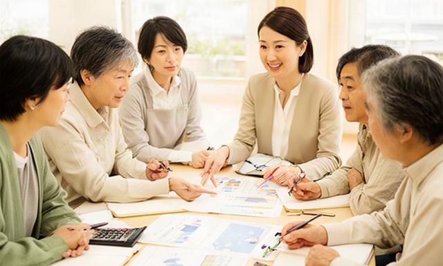 家計相談の資料を囲んで学ぶ受講者と講師、明るい栗東市の相談スペース